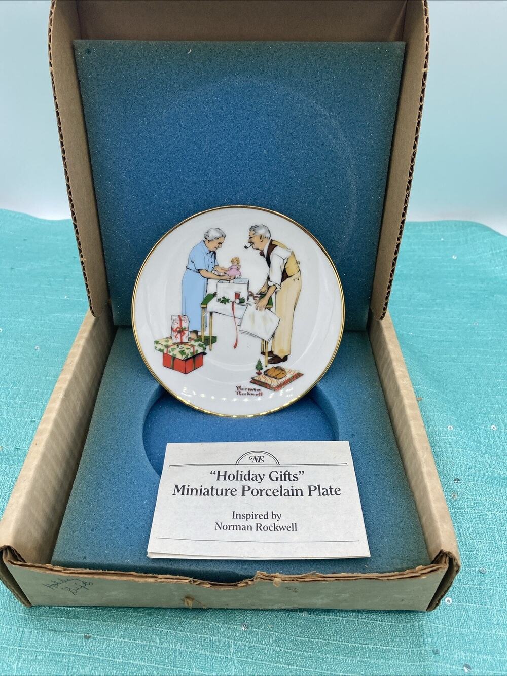 VINTAGE 1982 NORMAN ROCKWELL HOLIDAY GIFTS MINIATURE CHRISTMAS COLLECTORS PLATE